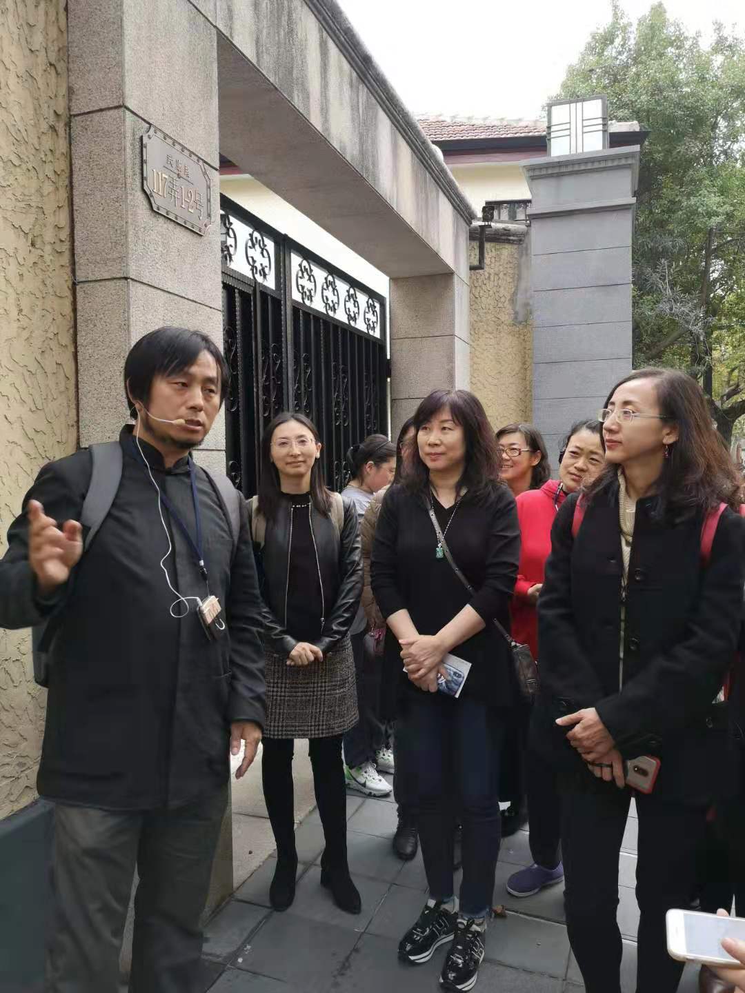 女教师代表听取周培元老师讲解