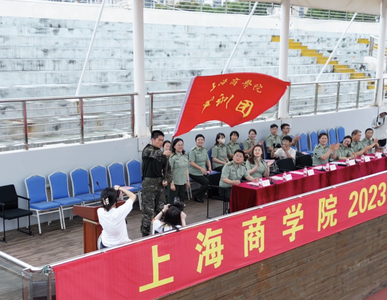 校党委副书记、副校长劳晓芸宣读军训团任命通知并向军训团授旗