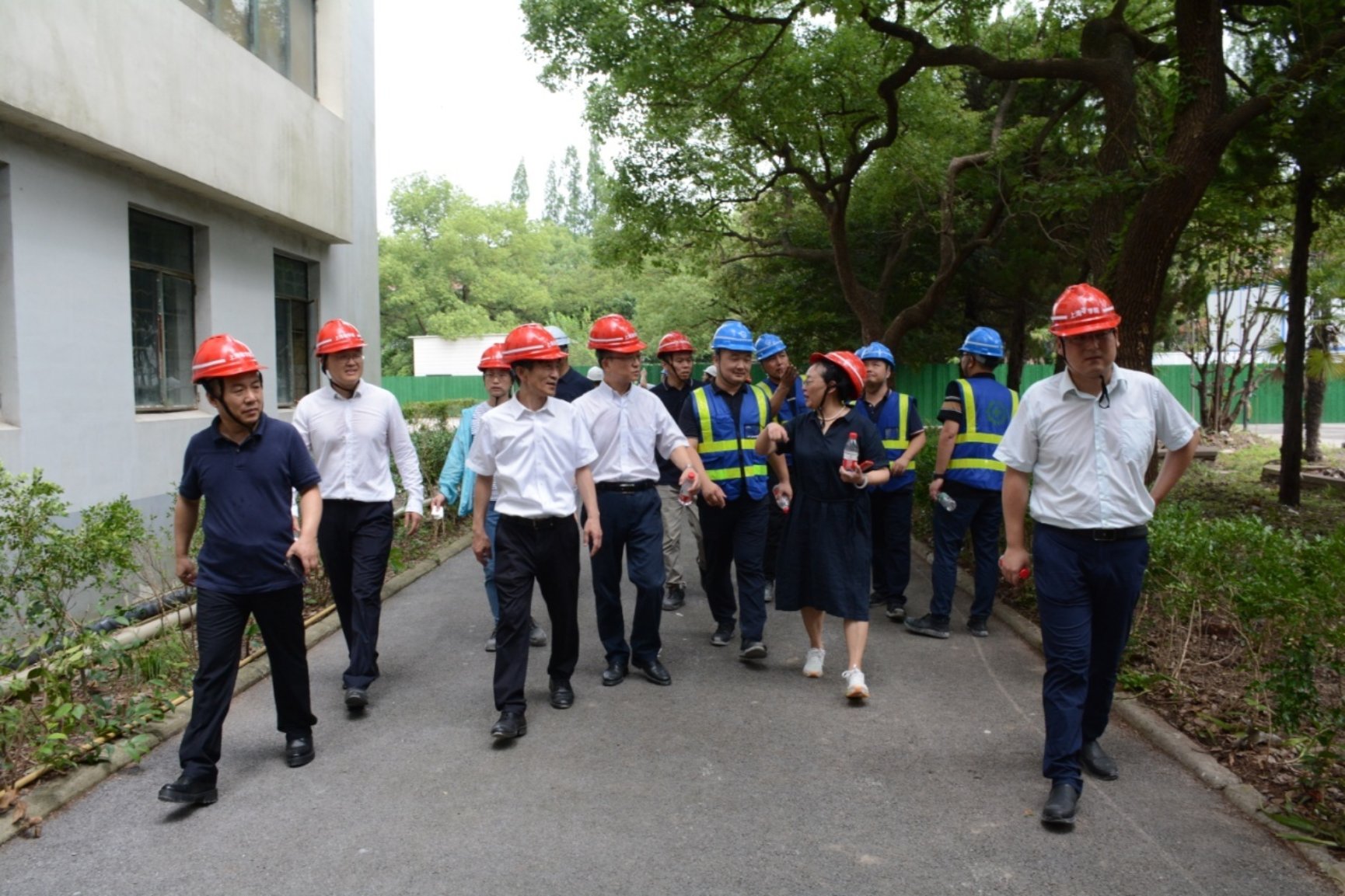 校领导检查漕宝路校区建设进展