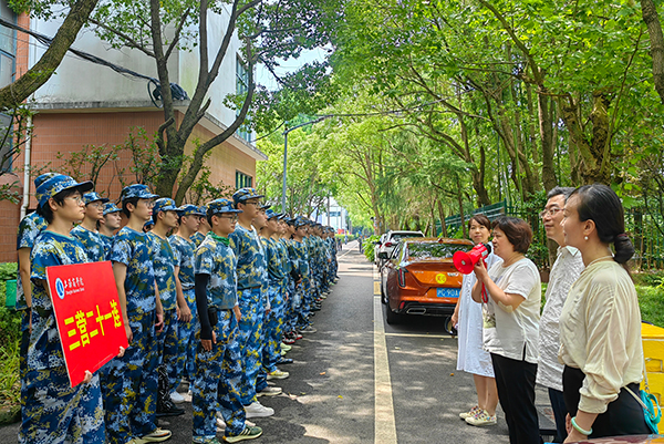 图为学院领导班子慰问学生，党总支朱永莉致辞