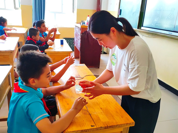 图为盛燕老师在教同学制作盘扣