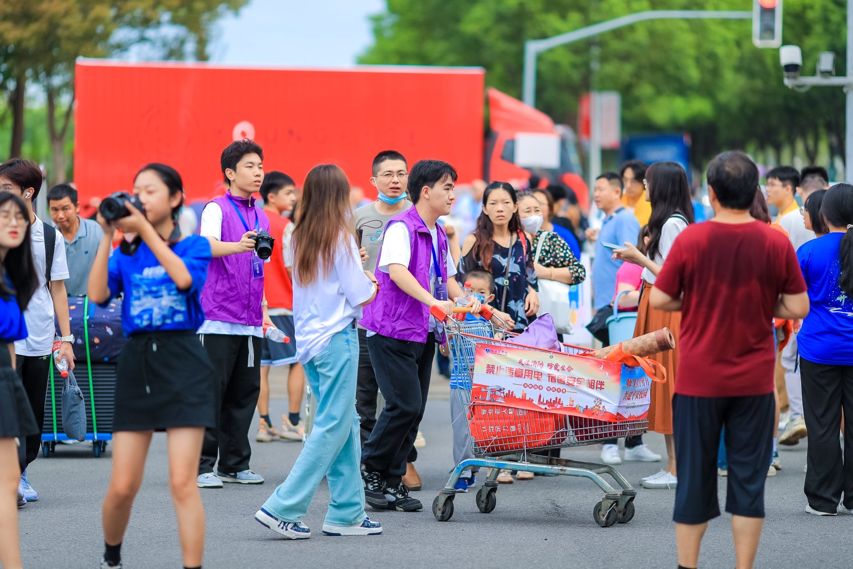 图为志愿者帮助新生搬运行李