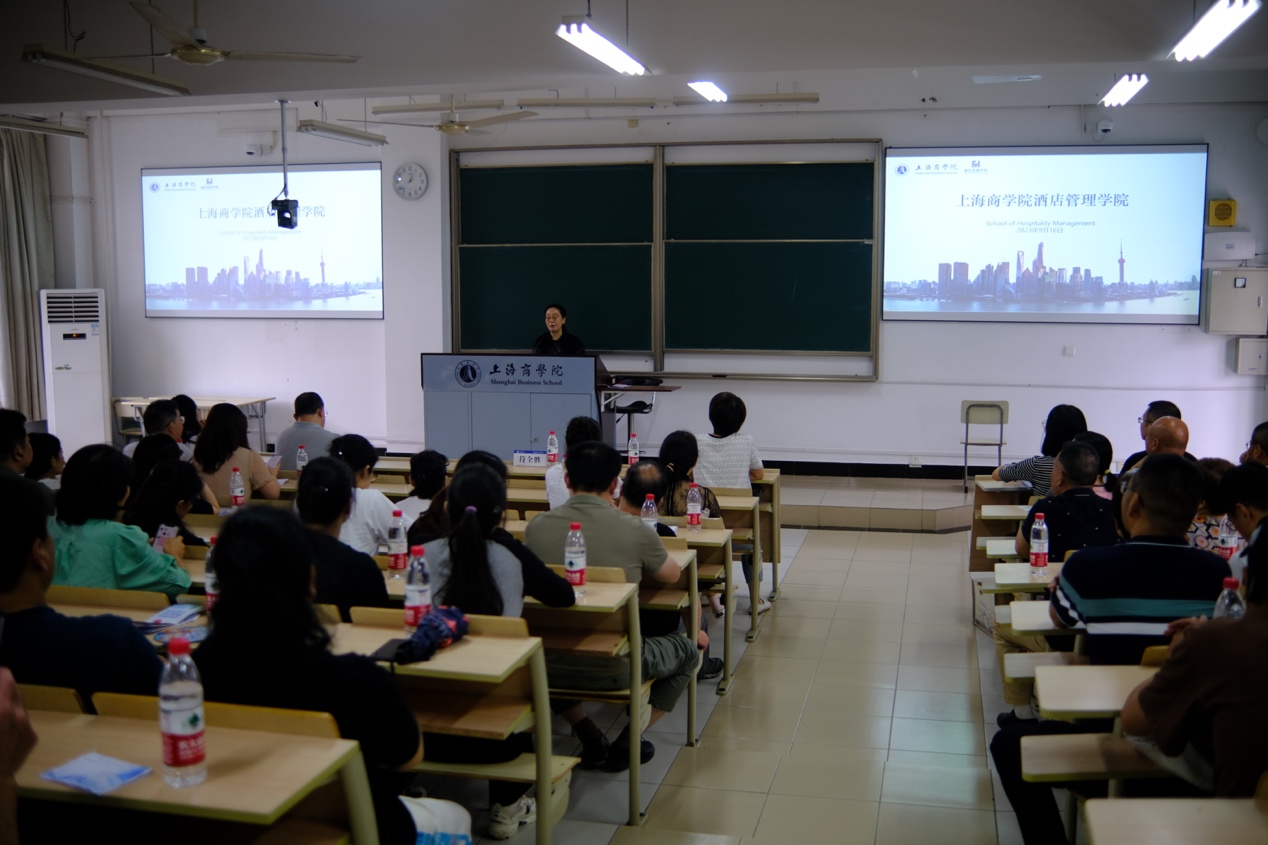 姜红院长介绍学院概况